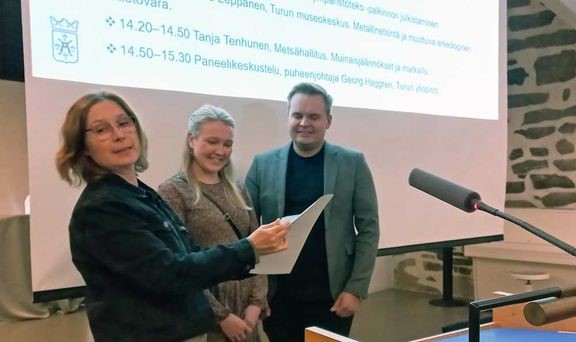 Tiia ja Santeri Kaartovuori-Knaapinen vastaanottivat kulttuuriymp&#228;rist&#246;tekopalkinnon kulttuuriymp&#228;rist&#246;ty&#246;ryhm&#228;n puheenjohtajalta Paula Saarennolta Turun linnassa pidetyss&#228; seminaarissa.
