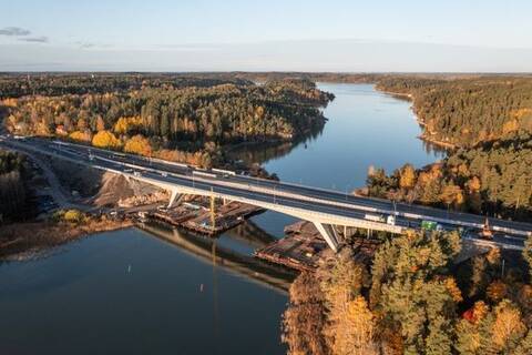 Hessundinsalmen uusi silta avattiin liikenteelle 24. lokakuuta. Näyttävä vinojalkainen betonisilta on jännemitaltaan suurimpia Suomessa toteutettuja kehäsiltarakenteita ja rakentamisessa on käytetty Suomessa ainutlaatuista betoninivelrakennetta. 