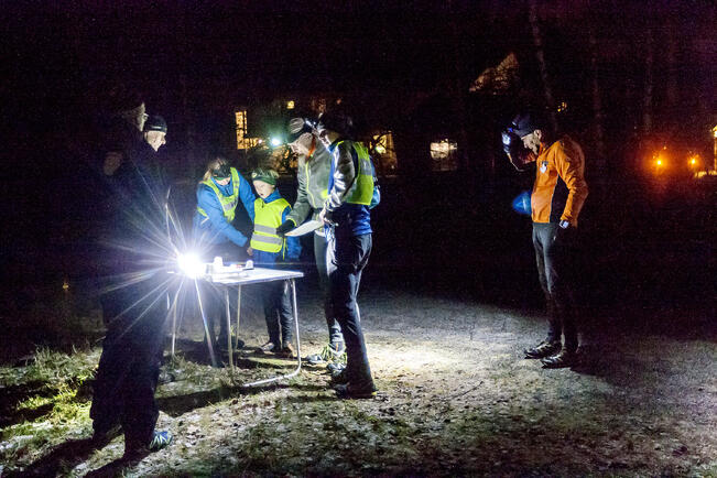 Kaupunkisuunnistus yhdistää sukupolvia ja eri tasoisia lajin harrastajia.