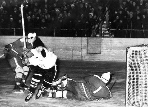 Kari Aro (kesk.) kikkaili ja kaarteli Tepsin paidassa tehokkaasti 1960-luvulla. Samaan aikaan hän perusti Tammelaan Kohon mailatehtaan, joka kasvoi alallaan maailman suurimmaksi. 