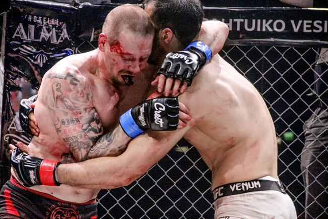 Jussi Pirttikangas (vas.) ja Shafiq Azizi kohtasivat Hamara MMA 3:ssa Kupittaalla toukokuussa 2023.