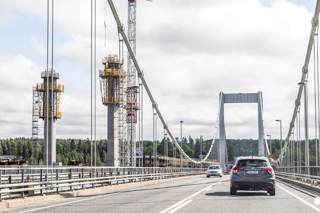 Siirtotyön aikana liikennevalot ovat Kirjalansalmen sillan molemmilla puolilla pois käytöstä. 