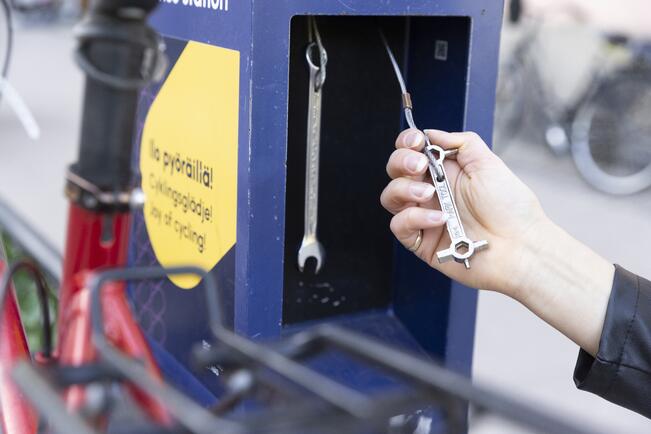 Pyöräilijät saavat kokeilussa maksutonta etäneuvontaa pyörän korjaukseen.