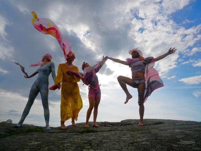 Festivaalilla nähdään Laura the Light taiteilijanimellä tunnetun Laura Pietiläisen ja työryhmän Tähtilapset maailmalla -teoksen kantaesitys.