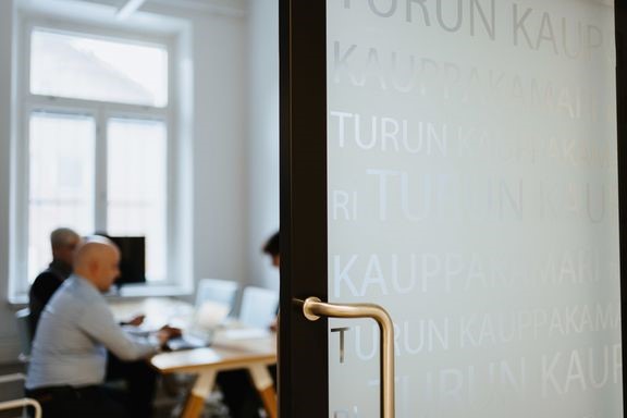 Niillä yrityksillä, jotka ovat rekrytoineet kansainvälistä työvoimaa, on kyselyn mukaan pääsääntöisesti myönteisiä kokemuksia. Noin 20 prosenttia ilmoittaa kokemuksen olleen kielteinen.  
