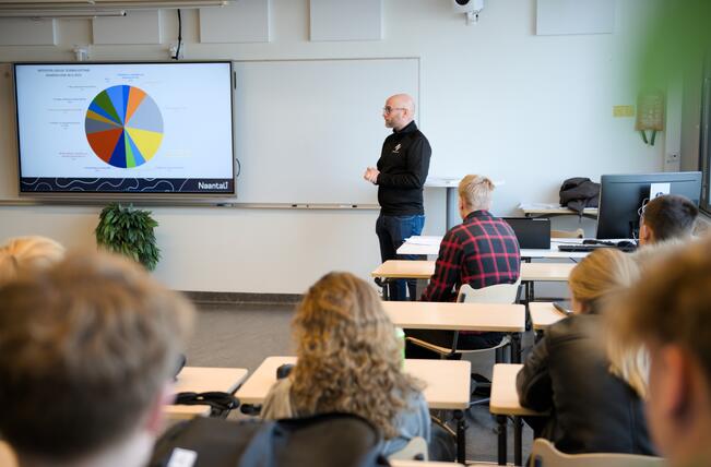 Naantalin kaupunki ylläpitää tiivistä yritysyhteistyötä paikallisten yritysten, kaupungin ja koulujen välillä. Elinkeinopäällikkö Lassi Rosala kertoo yritysyhteistyöstä Naantalin lukiossa.