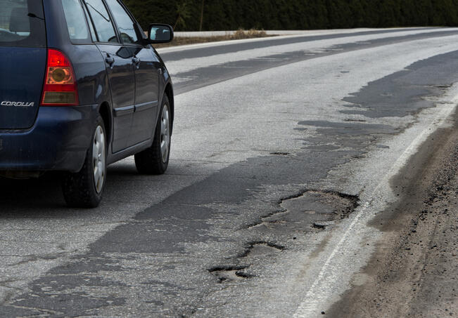 Joka viides autoilija pitää lähialueidensa teiden kuntoa huonona tai erittäin huonona.