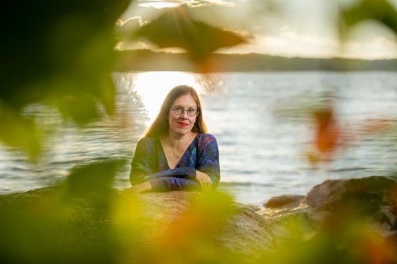 Luontolauantain ty&#246;pajoja ohjaa tutkija, kirjailija Mia R&#246;nk&#228;.