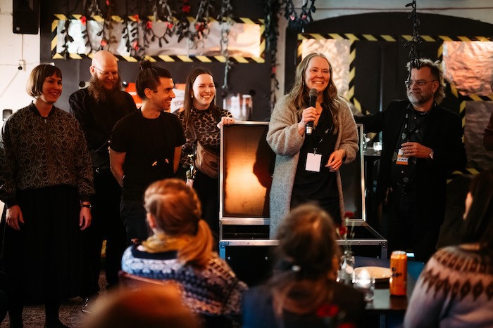 Taru Tuomisto (vas.), Ishmael Falke, Lotta Valltanen laatikossa Outi Sippola ja Timo Väntsi.
