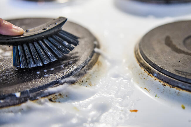 Suomalaiset kaipaavat jouluksi perusteellista siivousta, johon sisältyy usein saunan pesu tai uunin puhdistus.