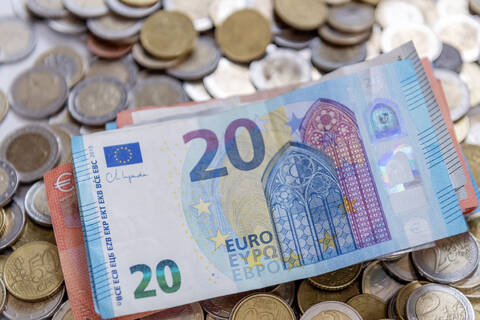 Miesten mediaaniansio oli yli 3 400 euroa ja naisten yli 2 800 euroa.