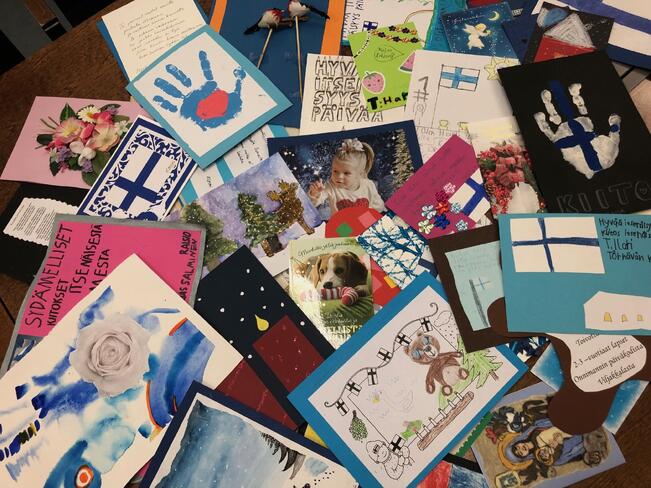 Veteraaneille ja sotiemme naisille toimitetaan postikortteja itsenäisyyspäiväksi.