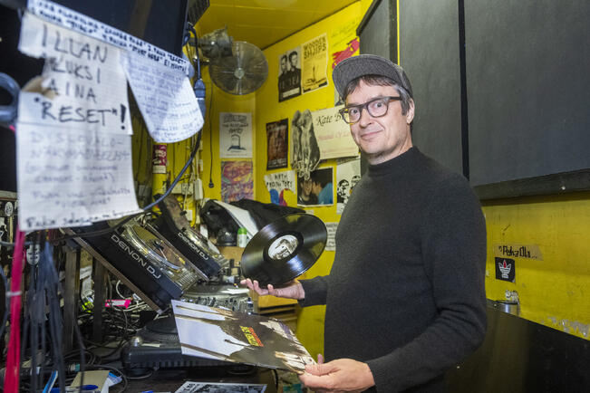 Dynamossa alkavat K-40-illat pitävät omistaja Jussi Lehtisen tiiviisti dj-kopissa.