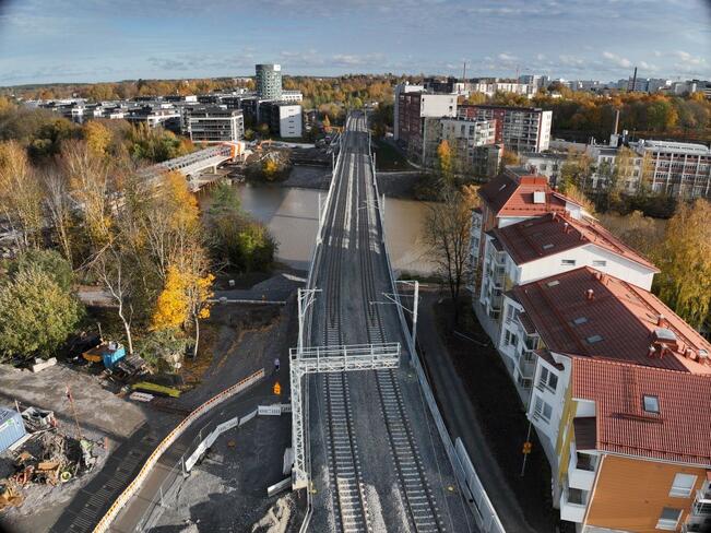 Uutta kaksoisraidetta kantavat sillat ovat valmiit.