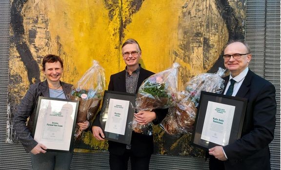 Jessica Parland-von Essen (vas.), Juha Henriksson ja Kalle-Antti Suominen.  
