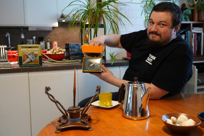 Keittiön pienkoneet ovat Antti-Veikko Pihlajamäen keräilyheikkous. – Tausta on varmaan siinä, että isoäitini oli töissä Wiklundin kodinkoneosastolla. Hänellä oli kaikkia pienlaitteita. Minua kiinnostaa näissä myös historiallinen aspekti, miten erilaisia laitteita on tullut helpottamaan ihmisten arkea. Ne ovat myös suurten kertomusten ja kehitysuskon aikaa. 