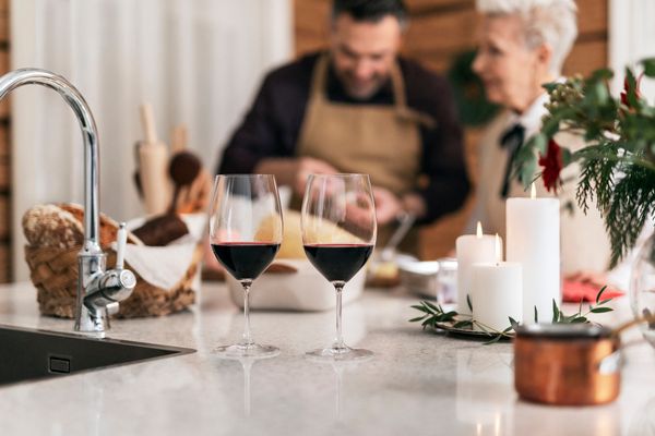 Punaviini on joulun aikaan Alkon myyntilistojen kiistaton ykk&#246;ssuosikki. Hieman kevyemm&#228;t viinit toimivat perinteisess&#228; joulup&#246;yd&#228;ss&#228; t&#228;ytel&#228;isi&#228; punaviinej&#228; paremmin.
