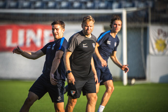 Päävalmentaja Jussi-Pekka Savolainen (kesk.).