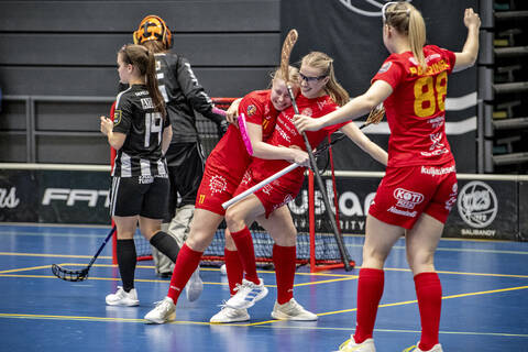 Tuulia Lahti muodosti viime kaudella tehokkaan ketjun Laura Pakarisen ja Ulla Valtolan kanssa.