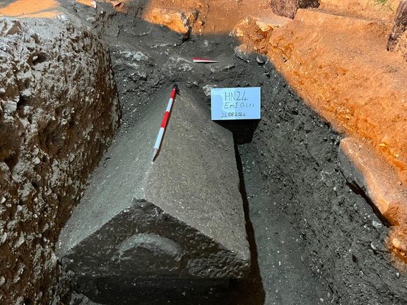 Sarkofagi l&#246;ydettiin hyvin l&#228;helt&#228; kirkkoa, jonka uskotaan sis&#228;lt&#228;v&#228;n Pyh&#228;n Nikolauksen haudan.