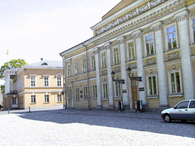 Nuorten neuvontatalo Hjeltin tiloissa toimivat Ohjaamo, nuorten tieto- ja neuvontapalvelu sekä etsivä- ja erityisnuorisotyö.