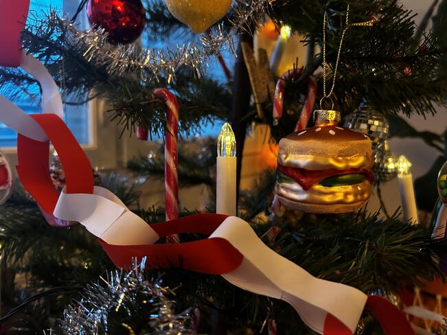 Muoviset ja lasiset kuusenkoristeet ovat rikki mentyään sekajätettä. 