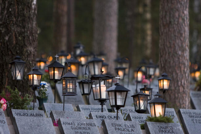 Turun ja Kaarinan hautausmailla voi käydä aikaisesta aamusta iltamyöhään asti, sillä niillä on valaistus joulunpyhistä loppiaiseen joka päivä kello 7–24.