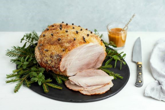 Kinkku pit&#228;&#228; pintansa joulup&#246;yd&#228;n kunkkuna. 