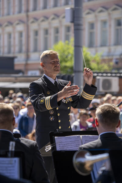 Juha Ketola on johtanut Laivaston soittokuntaa neljän vuoden ajan, muun muassa Kotkan meripäivillä tänä vuonna.