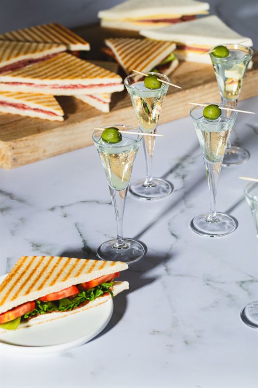 Tramezzino ja minimartini.