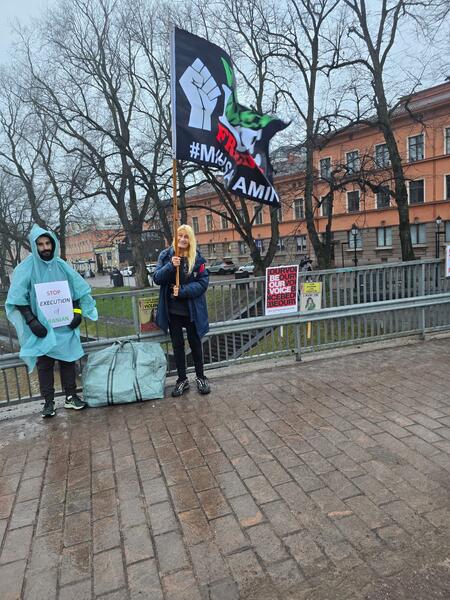 Tuomiokirkkosillalla osoitetaan mieltä Iranin hallintoa vastaan.