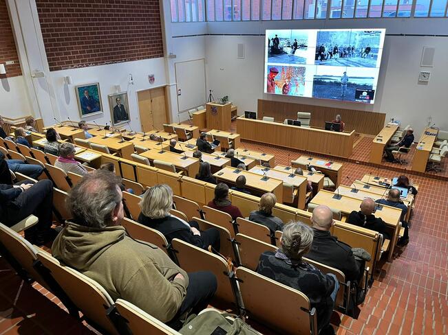 Rautakausi-seminaarin yleisöä vuonna 2022. Raision museo Harkko ja Turun yliopiston arkeologinen oppiaine järjestävät yhteistyössä Rautakausi-seminaarin neljättä kertaa.