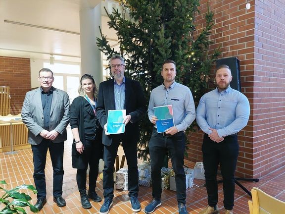 Allekirjoitustilaisuudessa olivat mukana Raision kaupungilta kiinteist&#246;p&#228;&#228;llikk&#246; Ari Jalonen (vas.), rakennuttajainsin&#246;&#246;ri Tiia Nieminen ja tekninen johtaja Timo Oja sek&#228; Laptilta aluejohtaja Ville Raitanen ja ty&#246;p&#228;&#228;llikk&#246; Niklas Niemel&#228;.