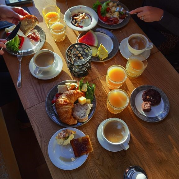 Brunssi on katettuna lauantaisin ja sunnuntaisi kello 12.30- 15.30.
