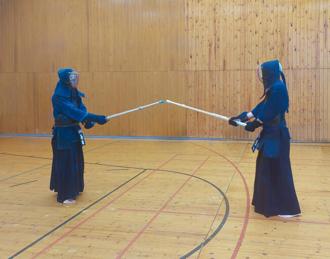 Petteri Mero (oik.) valmistautuu dan-tasokokeeseen sensei Kotaro Nishidan ohjauksessa.