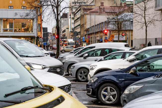 Parkkipaikoilla kolisee eniten, etenkin perjantaisin.