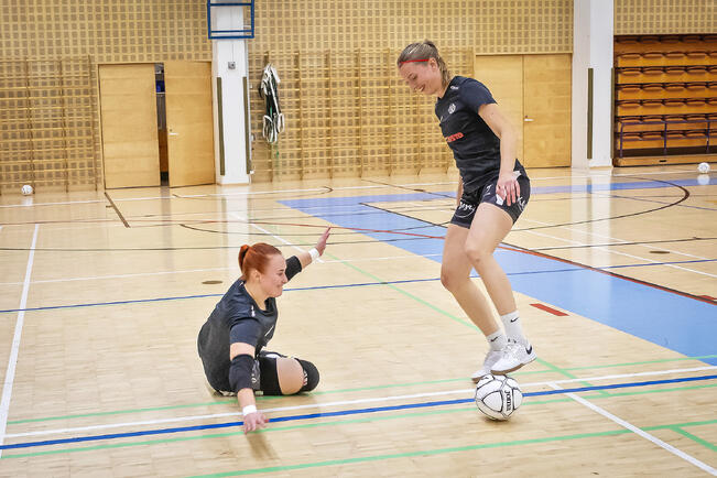 RaiFun Ella Mäen (oik.) mukaan Eveliina Koskela on kehittynyt suomalaisten futsalmaalivahtien parhaimmistoon.