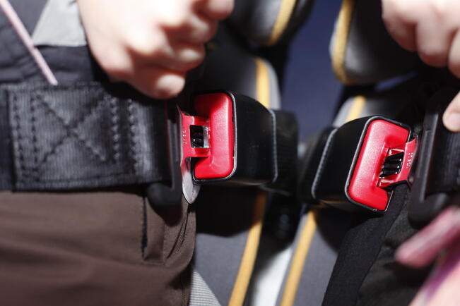 Turvavyö pelastaa riippumatta siitä matkustaako etu- vai takapenkillä, taksissa vai linja-autossa.
