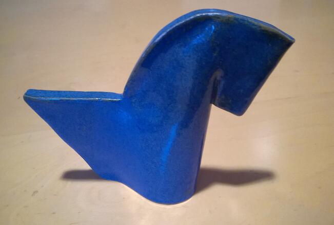 Kulttuuripalkintona jaettava Runoratsu-saviveistos. Vuosittain jaettava Raision kulttuuripalkinto myönnetään henkilölle, yhdistykselle tai yhteisölle, joka on joko uransa aikana tai kuluneen vuoden aikana tehnyt merkittävää kulttuurityötä joko paikallisesti, alueellisesti tai valtakunnallisesti. 