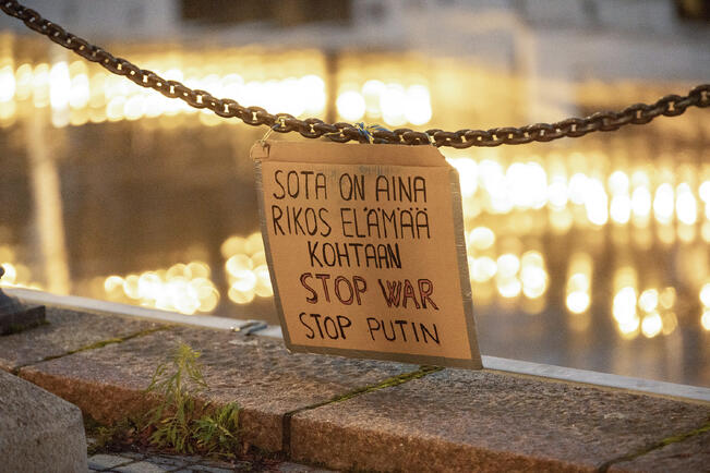 Venäjän hyökkäystä vastaan osoitetaan mieltä.