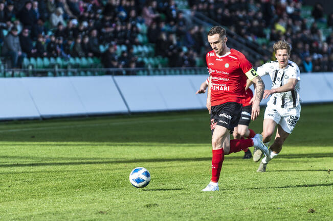 Gezim Voca nähtiin kaudella 2022 Piffenin paidassa.