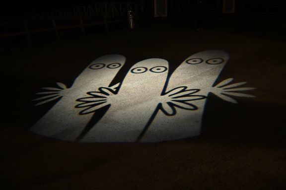 Hattivatit ovat Kailon sillan mantereen päädyssä.