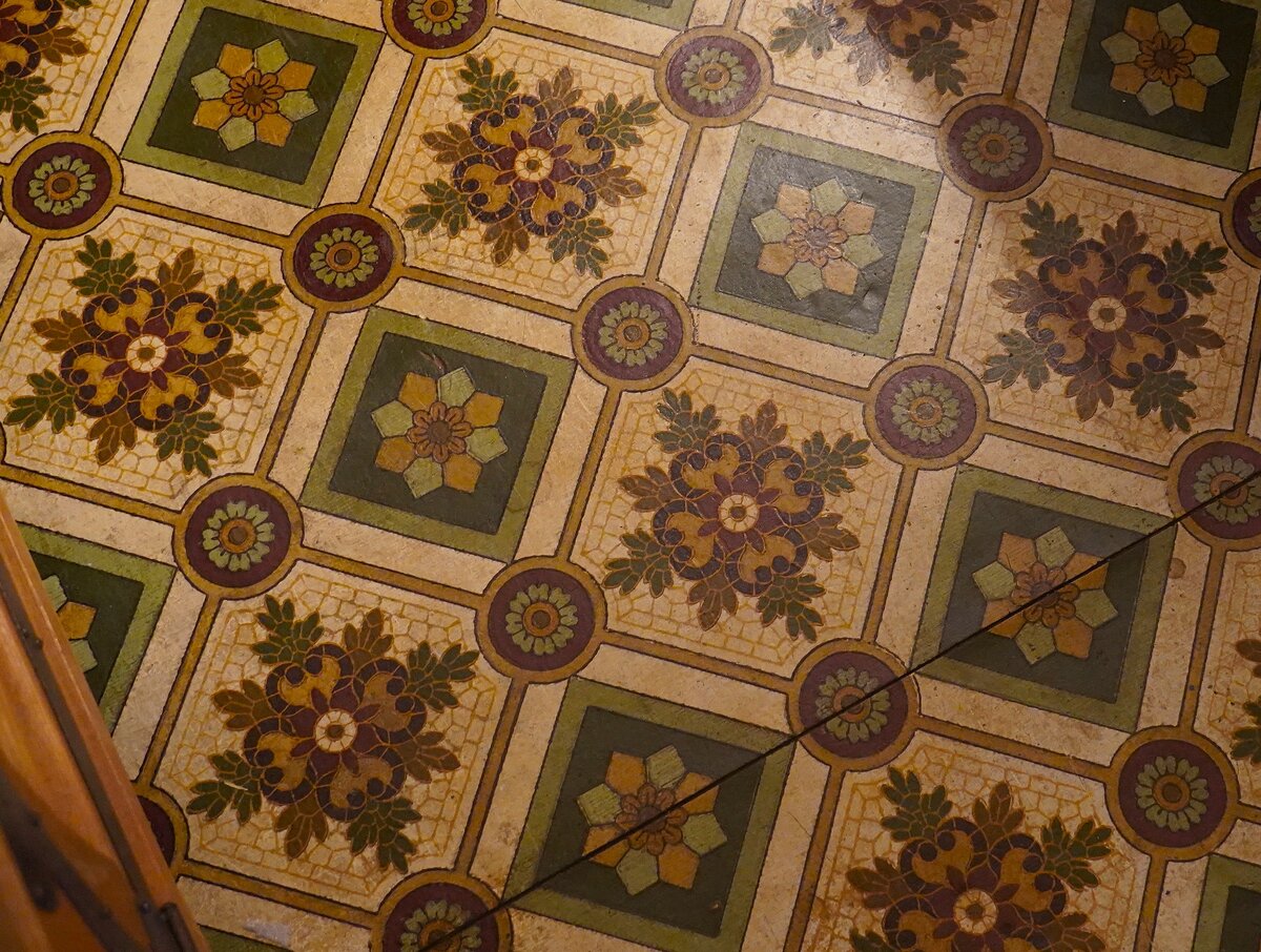 Kuvan alkuperäinen linoleumilattia on naantalilaisesta Hacklinin talosta vuodelta 1891.