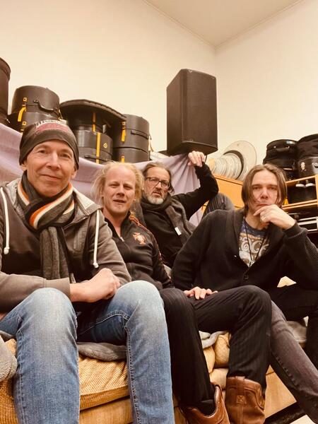  Pilsneripop koostuu monessa liemessä marinoituneista soittajista.