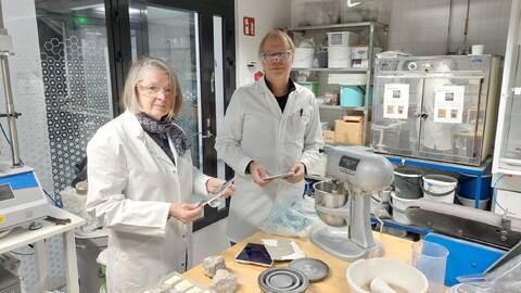 Leena Hupa ja Thomas Kronberg laboratoriossa, jossa rakennusjätettä hienonnetaan ja sen ominaisuuksia testataan uusissa materiaaliyhdistelmissä.
