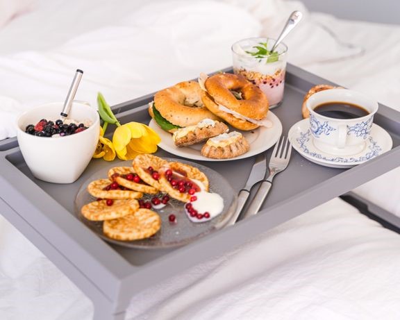 Suomalaisessa ruokakulttuurissa perinteet ja uudet ilmiöt elävät rinnan ja usein myös toisiaan muokaten. 