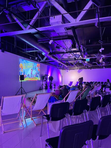 Toisen kerroksen liiketila muuntautuu elokuvateatteriksi. 