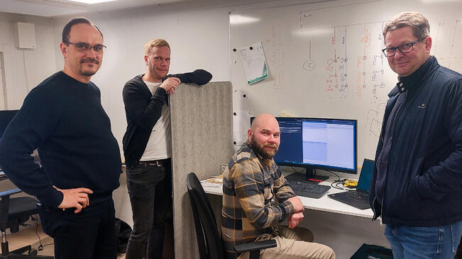 Yksikönpäällikkö Janne Seppälä (vas.), projektipäällikkö Ville Kirkkomäki ja projektinhoitaja Toni Karjalainen Bravidan Turun automaatioyksiköstä sekä Bravidan automaatioyksikön yksikönjohtaja Timo Meri.