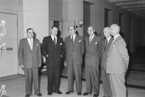 Vuoden 1956 presidentinvaaleissa taisteli tämä kuusikko: Ralf Törngren (vas.), Sakari Tuomioja, K.-A. Fagerholm, Urho Kekkonen, Eino Kilpi ja Eero Rydman. Törngren sijoittui viidenneksi 20 äänellään. 