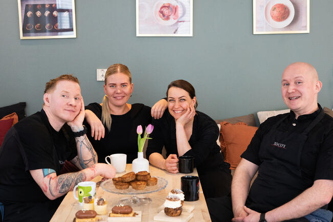 Sami (vas.) ja Sanna Huhtala, Aino Brunila sekä Olli Lehtola kisailevat mielellään niin työpaikalla kuin vapaallakin.